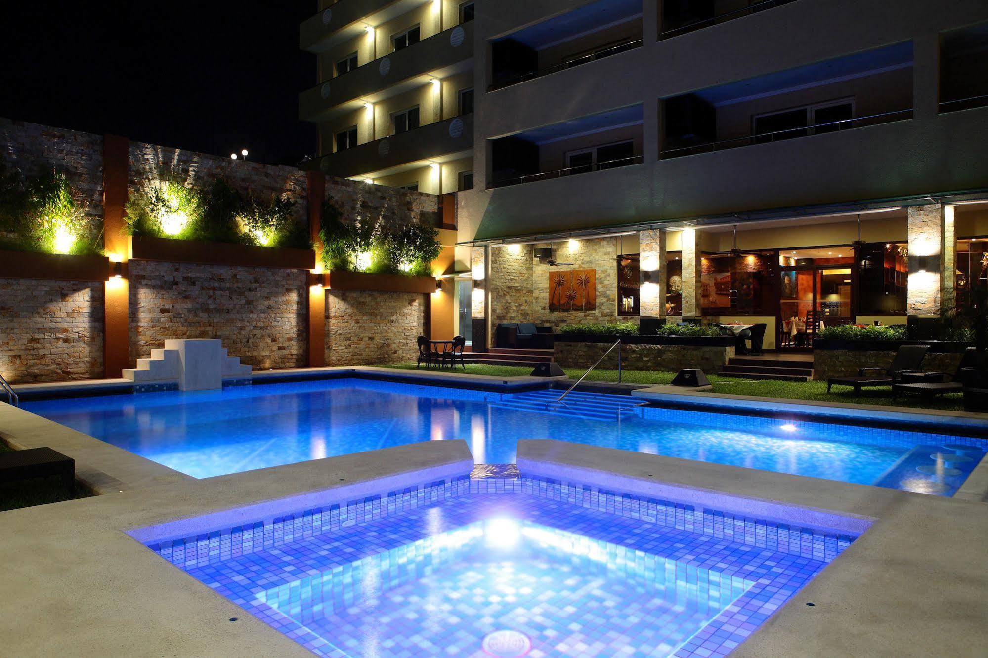 Queens Hotel Angeles City Exterior foto